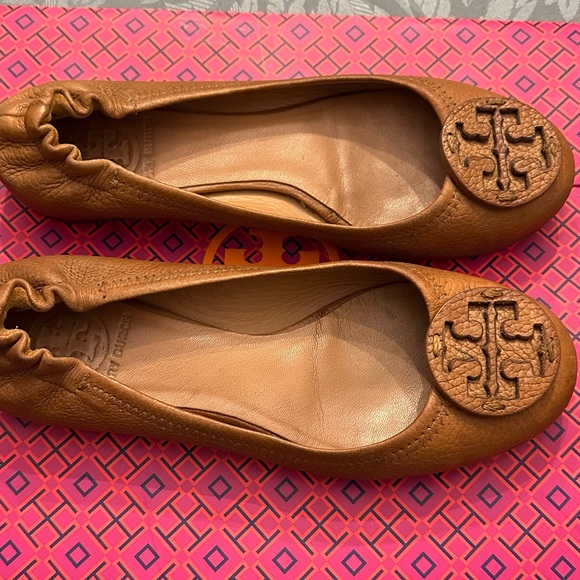 Tory Burch Cognac Leather Brown Reva Pebbled Flats - Picture 2 of 7